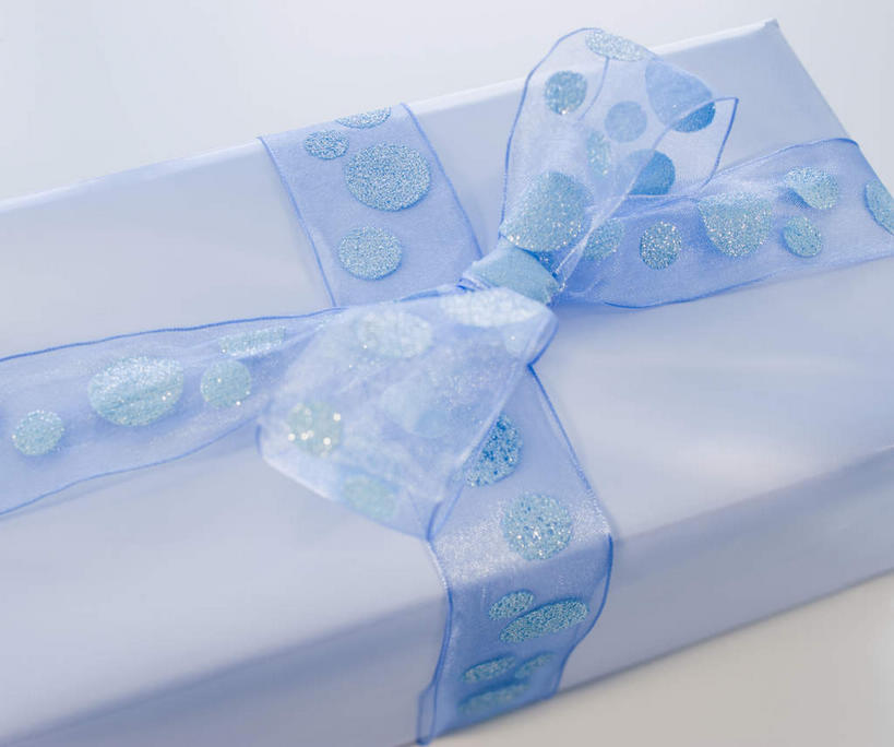 无人,横图,俯视,室内,特写,白天,白色背景,桌面,桌子,静物,礼盒,礼物,阴影,装饰,反射,木制,包装,包装纸,丝绸,丝带,影子,纸,纸盒,缎带,纸张,绸带,盒子,一个,包装盒,木制品,礼品盒,摄影,礼品,影棚,单个,华丽,修饰,点缀,包装材料,牛皮纸,衬托,美观,雅致,雅观,彩图,高角度拍摄,影棚拍摄,拍摄