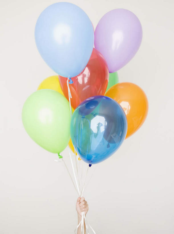 西方人,儿童,手,一个人,举,竖图,彩色,室内,特写,白天,白色背景,正面,纯洁,欧洲,欧洲人,仅一个女性,仅一个人,许多,握,装饰,塑料,很多,拿,拿着,小孩,气球,塑料制品,托,仅一个小孩,手部,橡胶,可爱,童年,童趣,握着,摄影,影棚,五颜六色,单手,华丽,修饰,色彩斑斓,点缀,五彩缤纷,童真,橡胶制品,烂漫,无邪,衬托,美观,雅致,雅观,五彩斑斓,五光十色,天真,女孩,女人,女性,白种人,孩子,举起,举手,举着,向上举,向上伸,向上托,半身,彩图,影棚拍摄,拍摄,女生