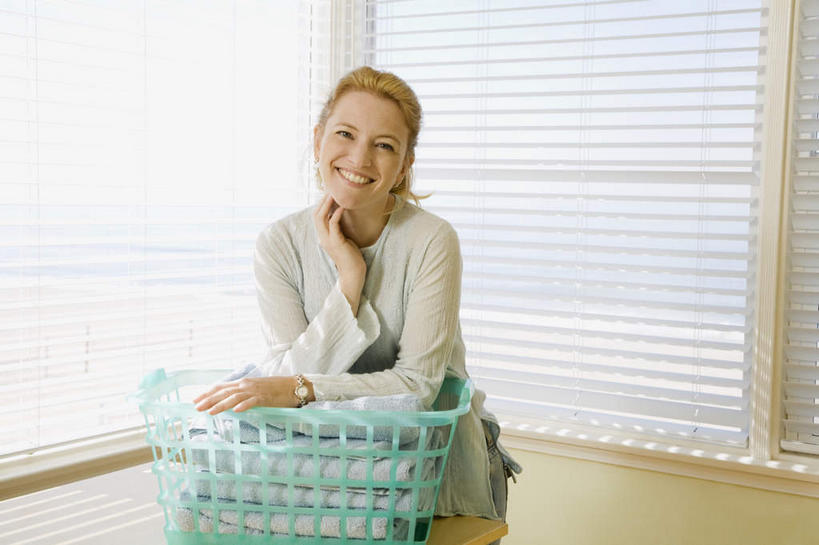 西方人,一个人,坐,笑,盘腿,微笑,露齿笑,横图,室内,白天,正面,窗户,落地窗,欧洲,欧洲人,仅一个女性,仅一个人,撑,服装,篮子,塑料,托腮,注视,休闲装,玻璃窗,衣服,容器,塑料制品,观察,看,托,仅一个中年女性,休闲,休闲服,服饰,观看,储藏,察看,储存,关注,托下巴,女人,女性,中年女性,白种人,盘腿而坐,盘膝,盘着腿的,盘着腿坐,双腿交叉,坐着,半身,彩图,贮存