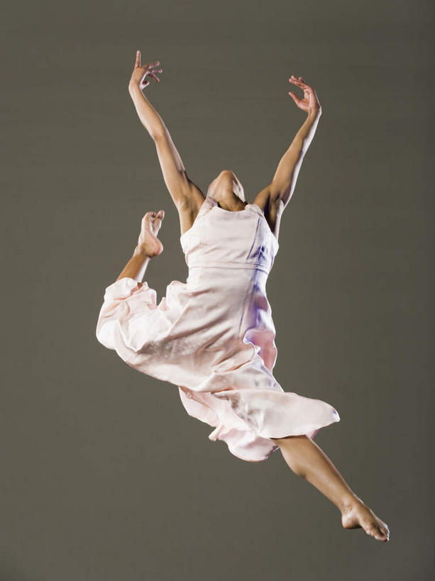 西方人,一个人,跳舞者,跳,举,竖图,室内,白天,仰视,裙子,跳舞,芭蕾,鞋子,欧洲,非洲,黑人,欧洲人,仅一个年轻女性,仅一个女性,仅一个人,连衣裙,半空,托,摄影,影棚,张开双腿,舞鞋,芭蕾舞鞋,舞姿,芭蕾鞋,足尖鞋,展开双腿,芭蕾舞,年轻女性,女人,女性,非洲人,舞蹈家,舞蹈演员,舞者,举起,举手,举着,抬头,跳跃,向上举,向上伸,向上托,仰头,彩图,低角度拍摄,全身,影棚拍摄,拍摄,舞蹈,伸展双腿