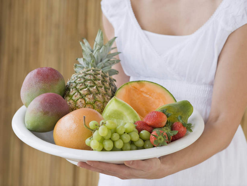 西方人,一个人,站,捧,横图,俯视,室内,白天,菠萝,草莓,浆果,木瓜,葡萄,餐具,水果,欧洲,欧洲人,仅一个年轻女性,仅一个女性,仅一个人,一堆,许多,堆叠,堆积,服装,新鲜,碟子,盘,哈密瓜,生食,食品,果实,甜瓜,很多,休闲装,食物,一个,衣服,白色,盘子,碟,站着,休闲,休闲服,服饰,有机食品,绿色食品,单个,堆,网纹瓜,甘瓜,奶匏,蓬生果,乳瓜,石瓜,万寿匏,年轻女性,女人,女性,白种人,洋莓,万寿果,水果皇后,山葫芦,蒲桃,红莓,凤梨,番木瓜,地莓,草龙珠,端,端着,捧着,手捧,站立,半身,彩图,高角度拍摄