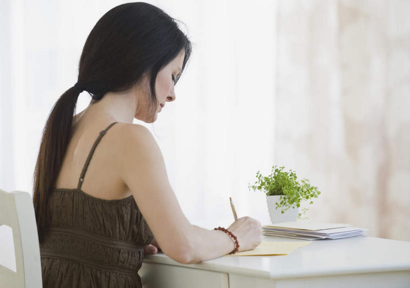 西方人,一个人,坐,横图,室内,白天,植物,窗帘,桌面,桌子,椅子,吊带,欧洲,欧洲人,仅一个女性,仅一个人,握,服装,装饰,木制,笔,盆栽,木椅,办公用品,盆景,拿,拿着,吊带衫,水笔,文具,装饰品,背面,衣服,绿色,自然,帘子,木制品,饰品,手链,首饰,学习用品,仅一个中年女性,遮阳,握着,服饰,手镯,生长,成长,信件,华丽,修饰,文具用品,点缀,书写,衣着,穿着,镯子,衬托,美观,雅致,雅观,函件,衣饰,女人,女性,中年女性,白种人,坐着,半身,彩图