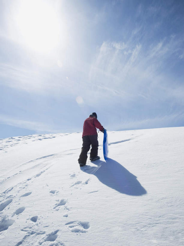 西方人,儿童,一个人,走,竖图,室外,白天,锻炼,旅游,度假,纯洁,运动,石头,山,雪,雪山,大雪,欧洲,欧洲人,仅一个男性,仅一个人,握,阴影,服装,光线,石子,影子,冰,积雪,山顶,山峰,雪景,云,云朵,冬季,冬天,山峦,拿,云彩,拿着,娱乐,车,小孩,背面,衣服,蓝色,白云,蓝天,天空,阳光,交通工具,天,仅一个小孩,享受,休闲,温暖,放松,寒冷,可爱,童年,童趣,握着,服饰,晴朗,保暖,雪橇,冰冷,御寒,载具,室外运动,雪橇车,户外运动,滑雪服,童真,烂漫,无邪,沉积岩,严寒,冰凉,酷寒,凛冽,凛凛,极冷,颠峰,极峰,水成岩,竞技服,旅游服,冬装,天真,男孩,男人,男性,白种人,孩子,石块,岩石,晴空,步行,散步,走路,彩图,全身,眩光,健身,男生