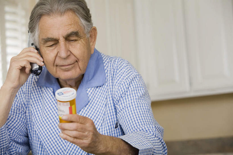 西方人,一个人,坐,打电话,横图,室内,白天,正面,安全,窗户,电话,手机,欧洲,欧洲人,仅一个男性,仅一个人,握,服装,药剂,药丸,塑料,百叶窗,防护,拿,听,拿着,注视,休闲装,通讯设备,药片,盒子,一个,衣服,容器,塑料制品,药品,观察,看,仅一个老年男性,休闲,休闲服,治疗,握着,服饰,单个,观看,储藏,保护,药物,察看,医疗,储存,关注,保险,预防,交流,平安,老年男性,男人,男性,白种人,沟通,通话,坐着,半身,彩图,贮存