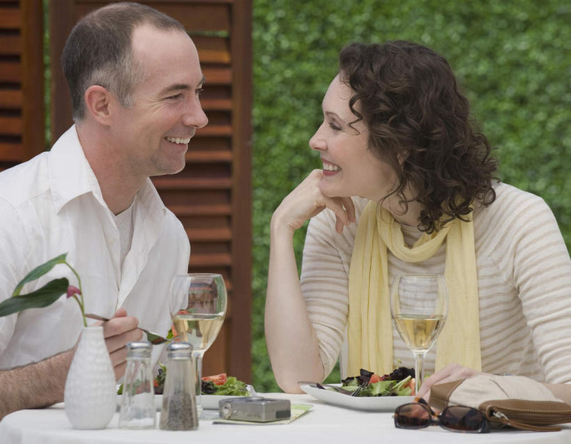 红酒,葡萄酒,西方人,中年人,两个人,家庭,夫妻,坐,笑,微笑,露齿笑,横图,室外,白天,正面,爱情,植物,桌面,桌子,蔬菜,杯子,餐具,花瓶,欧洲,欧洲人,撑,服装,环保,新鲜,装饰,木制,碟子,高脚杯,盘,陶瓷,生食,蔬菜沙拉,沙拉,食品,防护,陶瓷制品,红酒杯,白葡萄酒,酒类,浪漫,托腮,注视,休闲装,色拉,沙律,相视,玻璃制品,酒,树,树木,食物,饮料,衣服,绿色,自然,盘子,酒杯,木制品,瓶子,围巾,碟,观察,看,托,休闲,温暖,温馨,一家人,面对面,休闲服,恩爱,恋人,服饰,有机食品,绿色食品,生长,成长,围脖,观看,色拉酱,对视,保暖,华丽,点缀,和睦,察看,互视,御寒,葡萄酒杯,关注,美好,美妙,托下巴,千岛酱,间隔,相对,相看,衬托,美观,雅致,雅观,绿篱,生篱,树篱,植篱,男人,男性,女人,女性,中年男性,中年女性,白种人,夫妇,情侣,玻璃杯,坐着,半身,彩图,伴侣,融洽