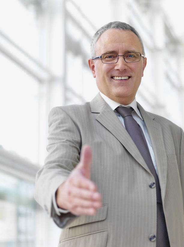 西方人,一个人,商务人士,商务男性,站,握手,笑,微笑,露齿笑,竖图,室内,白天,仰视,衬衫,窗户,落地窗,欧洲,欧洲人,仅一个男性,仅一个人,仅一个中年男性,套装,朦胧,模糊,眼镜,领带,注视,玻璃窗,观察,看,站着,观看,察看,象征,庄重,关注,商务装,身份,近视眼镜,工薪阶层,正式,地位,男人,男性,中年男性,白种人,白领,上班族,站立,半身,彩图,低角度拍摄,衬衣