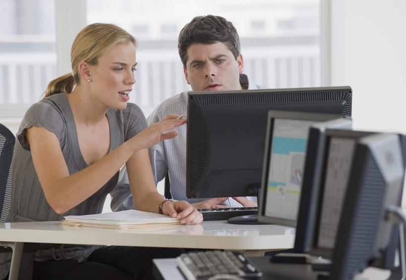 西方人,两个人,同事,商务人士,商务男性,商务女性,办公室,坐,说,横图,室内,白天,正面,衬衫,讨论,成功,合作,团队,集体,信心,电脑,显示器,鼠标,键盘,窗户,家具,桌子,欧洲,欧洲人,套装,服装,网络,材料,档案,文件,纸,办公桌,墙,注视,休闲装,输入设备,通讯设备,队伍,玻璃窗,墙壁,墙面,衣服,手稿,资料,观察,看,休闲,休闲服,台式电脑,服饰,观看,证明,察看,领导,成就,关注,文档,通信设备,商务装,合伙,领袖,工薪阶层,输出设备,办公家具,交流,男人,男性,年轻男性,年轻女性,女人,女性,白种人,白领,上班族,沟通,讲话,交谈,商讨,说话,谈话,坐着,半身,彩图,衬衣