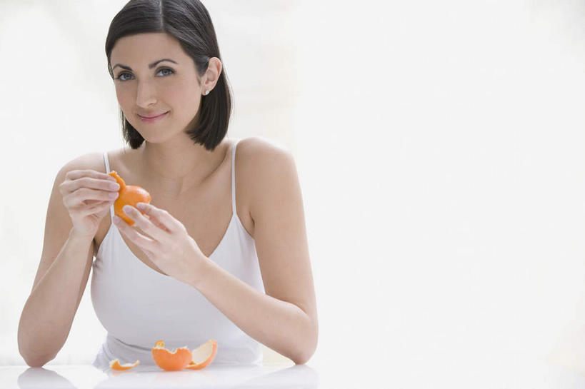 西方人,一个人,坐,笑,微笑,横图,室内,白天,白色背景,正面,桌面,桌子,柑橘,水果,吊带,欧洲,欧洲人,仅一个年轻女性,仅一个女性,仅一个人,握,服装,新鲜,木制,生食,食品,果实,拿,拿着,注视,吊带衫,食物,衣服,白色,木制品,观察,看,握着,摄影,服饰,有机食品,绿色食品,影棚,观看,察看,衣着,穿着,关注,衣饰,年轻女性,女人,女性,白种人,橘子,桔子,橙子,橙,坐着,半身,彩图,影棚拍摄,拍摄