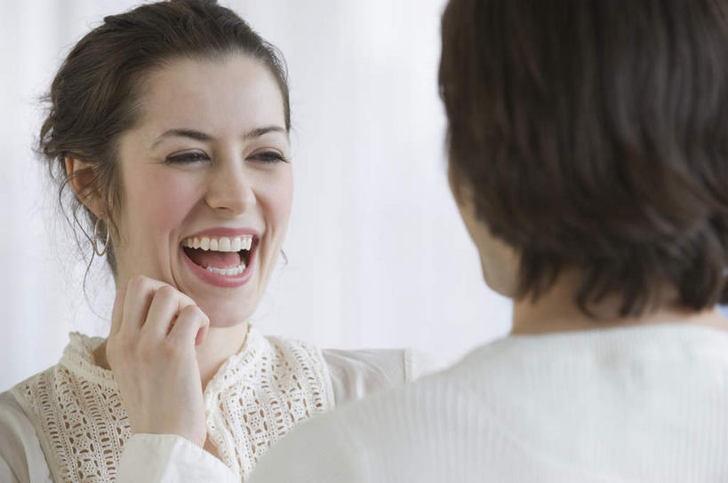 西方人,脸,头,脸颊,背部,两个人,家庭,夫妻,站,笑,微笑,露齿笑,横图,室内,特写,白天,正面,爱情,欧洲,欧洲人,服装,浪漫,注视,休闲装,相视,衣服,观察,看,站着,休闲,温暖,温馨,一家人,面对面,休闲服,恩爱,恋人,服饰,观看,对视,和睦,察看,互视,关注,相对,相看,男人,男性,年轻男性,年轻女性,女人,女性,白种人,年轻人,头部,脸部,脸蛋,面部,夫妇,情侣,站立,半身,彩图,伴侣,融洽