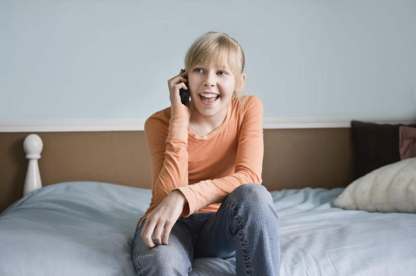 西方人,一个人,坐,笑,打电话,微笑,露齿笑,横图,室内,白天,正面,床,卧室,电话,手机,欧洲,欧洲人,仅一个年轻女性,仅一个女性,仅一个人,握,服装,墙,双人床,床单,拿,听,拿着,注视,休闲装,通讯设备,被子,墙壁,墙面,衣服,观察,看,休闲,休闲服,握着,服饰,观看,察看,被单,关注,交流,年轻女性,女人,女性,白种人,沟通,通话,坐着,半身,彩图,睡房,卧房