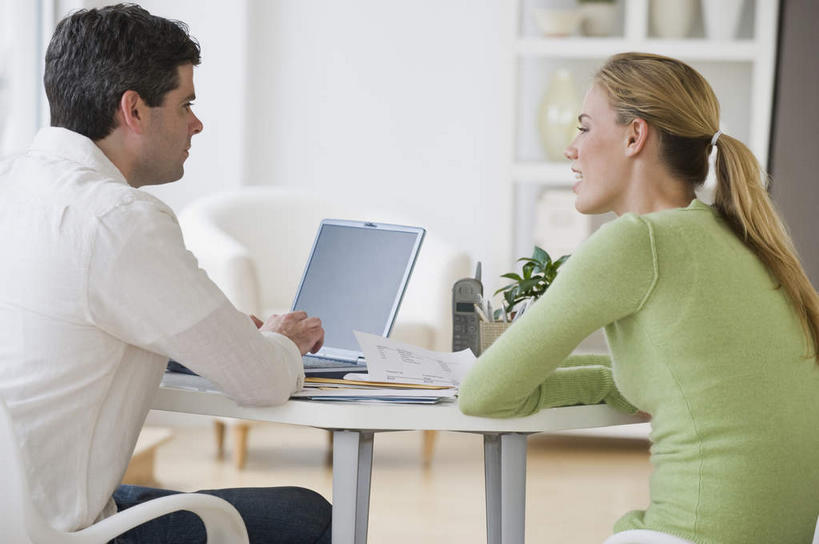 西方人,两个人,家庭,夫妻,坐,横图,室内,白天,爱情,电脑,笔记本电脑,植物,桌面,桌子,椅子,欧洲,欧洲人,服装,网络,木制,盆栽,木椅,盆景,浪漫,置物架,注视,休闲装,通讯设备,相视,架子,背面,衣服,绿色,自然,木制品,观察,看,休闲,温暖,温馨,一家人,面对面,休闲服,恩爱,恋人,服饰,生长,成长,观看,对视,和睦,察看,无线,互视,关注,通信设备,相对,无线网络,陈列架,无线上网,便携式电脑,相看,搁架,手提电脑,男人,男性,年轻男性,年轻女性,女人,女性,白种人,年轻人,夫妇,情侣,坐着,半身,彩图,伴侣,融洽