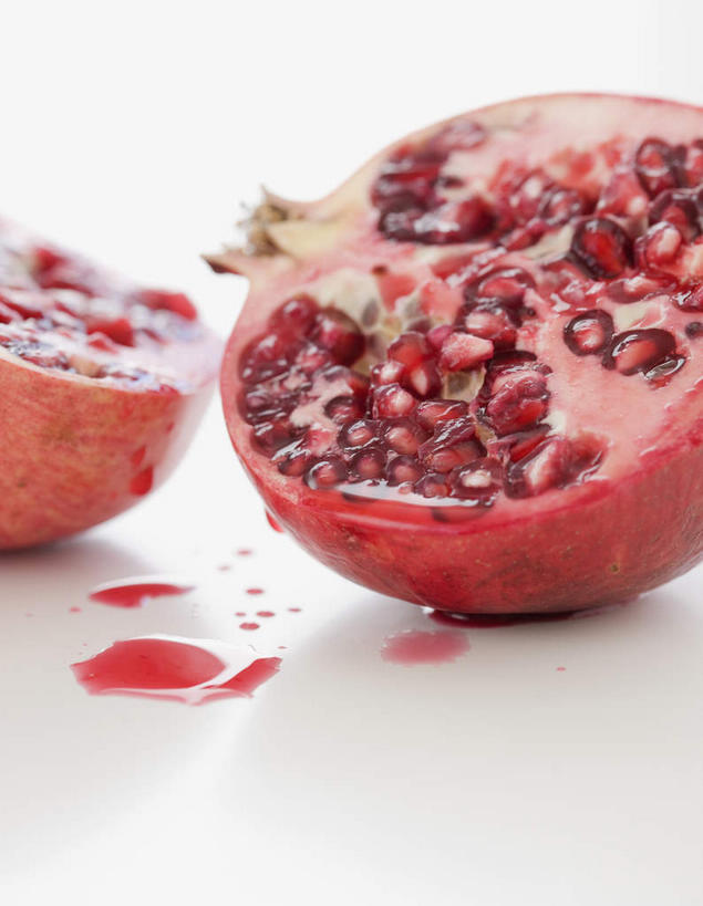 无人,竖图,俯视,室内,特写,白天,白色背景,桌面,桌子,石榴,水果,切开,阴影,新鲜,反射,木制,影子,生食,食品,果实,食物,一个,红色,木制品,切,摄影,有机食品,绿色食品,影棚,单个,剖面,切面,涂林,若榴,金罂,金庞,丹若,安石榴,彩图,高角度拍摄,影棚拍摄,拍摄
