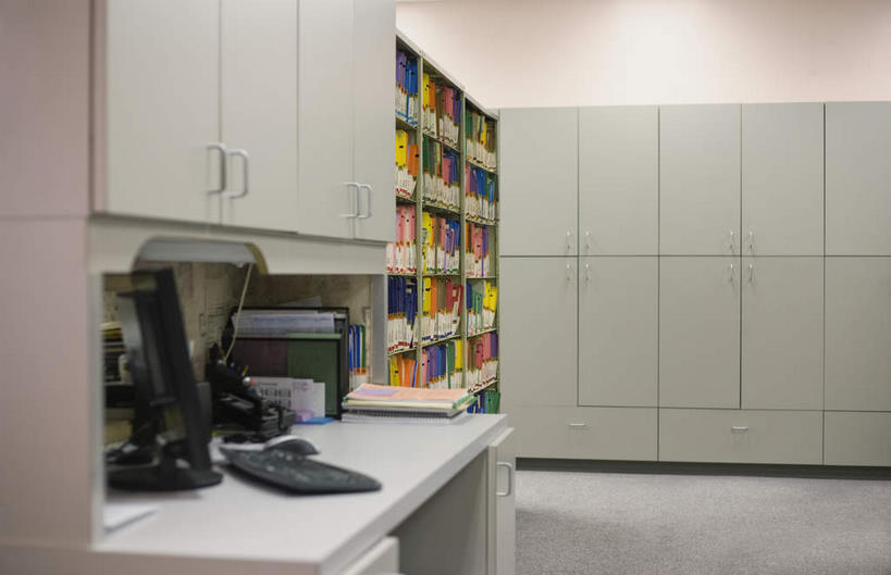 无人,办公室,横图,室内,白天,正面,电脑,显示器,鼠标,键盘,柜子,家具,桌子,一排,整齐,并列,并排,网络,材料,档案,文件,办公桌,输入设备,通讯设备,排列,资料,台式电脑,队列,文档,通信设备,平行,档案柜,输出设备,办公家具,彩图