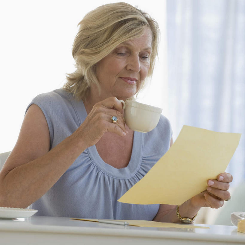 咖啡,西方人,一个人,坐,笑,微笑,方图,室内,白天,正面,爱情,幸福,窗户,窗帘,桌面,桌子,杯子,欧洲,欧洲人,仅一个女性,仅一个人,握,服装,装饰,传递,信息,木制,瓷器,邮件,咖啡杯,陶瓷制品,浪漫,联系,拿,拿着,注视,休闲装,娱乐,玻璃窗,装饰品,饮料,衣服,帘子,戒指,木制品,饰品,首饰,观察,看,享受,休闲,温馨,休闲服,遮阳,恩爱,放松,乐趣,联络,握着,邮递,通信,服饰,仅一个老年女性,信件,观看,华丽,修饰,信物,点缀,察看,提神,舒适,权利,关注,瓷杯,醒脑,邮政,衬托,美观,雅致,雅观,软饮料,手饰,老年女性,女人,女性,白种人,坐着,半身,彩图