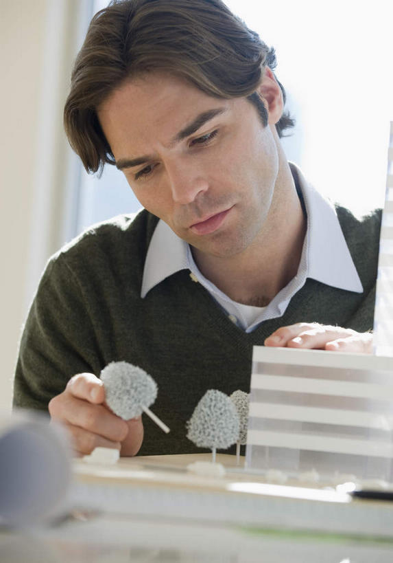 西方人,一个人,工程师,建筑工人,建筑师,坐,笑,微笑,竖图,室内,白天,正面,窗户,桌面,桌子,欧洲,欧洲人,仅一个男性,仅一个人,仅一个中年男性,握,阴影,朦胧,模糊,立体,反射,空间,木制,图纸,影子,设计图,拿,拿着,注视,玻璃窗,模型,木制品,观察,看,规划,握着,观看,察看,关注,工程图,草图,蓝图,直观,建筑模型,建筑设计,男人,男性,中年男性,白种人,设计,技师,建筑工,建筑设计师,坐着,半身,彩图