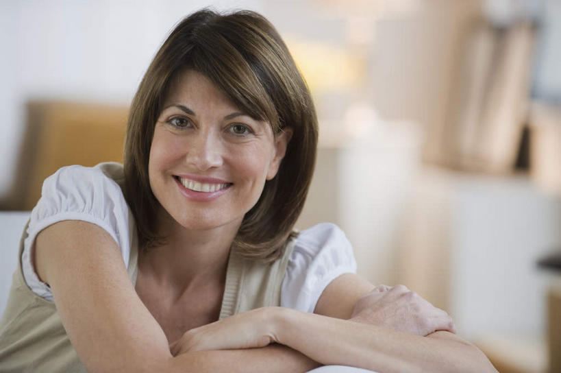 西方人,一个人,坐,笑,双手交叉,微笑,露齿笑,横图,室内,白天,正面,绘画,沙发,欧洲,欧洲人,仅一个女性,仅一个人,服装,朦胧,模糊,艺术,美术用品,注视,休闲装,画架,衣服,观察,看,仅一个中年女性,休闲,休闲服,画室,服饰,观看,美术,察看,双手抱胸,关注,绘画工具,布艺沙发,女人,女性,中年女性,白种人,坐着,半身,彩图