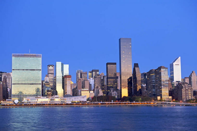 无人,高楼大厦,横图,室外,白天,正面,度假,河流,美景,水,城市风光,标志建筑,城市,大厦,地标,建筑,摩天大楼,纽约,美国,河水,景观,水流,建筑群,曼哈顿,娱乐,建设,蓝色,蓝天,天空,天,享受,休闲,景色,放松,晴朗,北美,北美洲,美洲,联合国总部,纽约州,万里无云,帝国之州,帝国州,北亚美利加洲,亚美利加洲,联合国大厦,海滩,晴空,晴空万里,彩图,大楼,高层建筑,高楼,摩天楼,曼哈顿岛