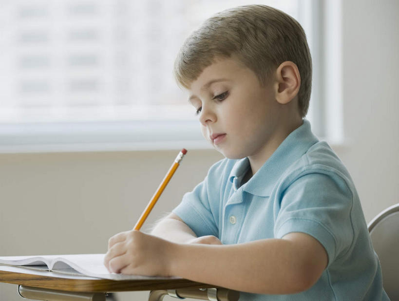 西方人,儿童,一个人,坐,横图,室内,白天,侧面,T恤衫,纯洁,窗户,桌面,桌子,书籍,椅子,欧洲,欧洲人,仅一个男性,仅一个人,握,写字,朦胧,模糊,笔,墙,办公用品,拿,T恤,拿着,书桌,玻璃窗,墙壁,墙面,文具,小孩,蓝色,课桌,铅笔,学习用品,仅一个小孩,教室,可爱,童年,童趣,握着,文具用品,书写,课堂,童真,烂漫,无邪,天真,男孩,男人,男性,白种人,孩子,书,图书,坐着,半身,彩图,男生