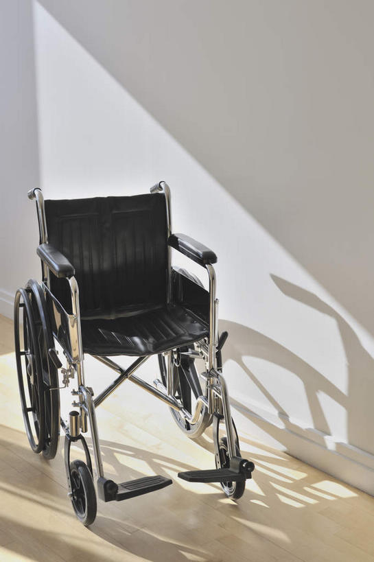 无人,竖图,室内,特写,白天,正面,地板,静物,阴影,光线,工具,影子,墙,地面,木地板,墙壁,墙面,一个,黑色,轮椅,复健,康复,器械,摄影,影棚,单个,医疗设备,医疗器械,医疗工具,辅助设备,彩图,影棚拍摄,拍摄