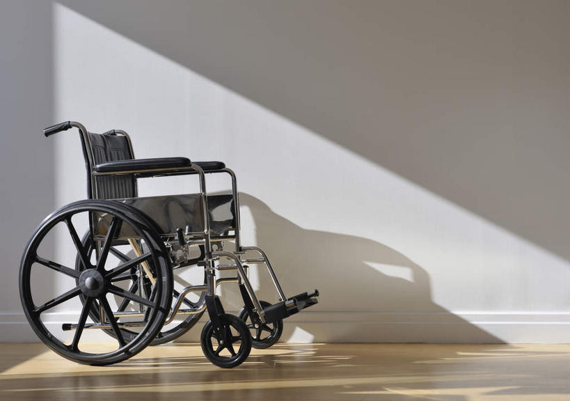 无人,横图,室内,特写,白天,正面,地板,静物,阴影,光线,工具,影子,墙,地面,木地板,墙壁,墙面,一个,黑色,轮椅,复健,康复,器械,摄影,影棚,单个,医疗设备,医疗器械,医疗工具,辅助设备,彩图,影棚拍摄,拍摄