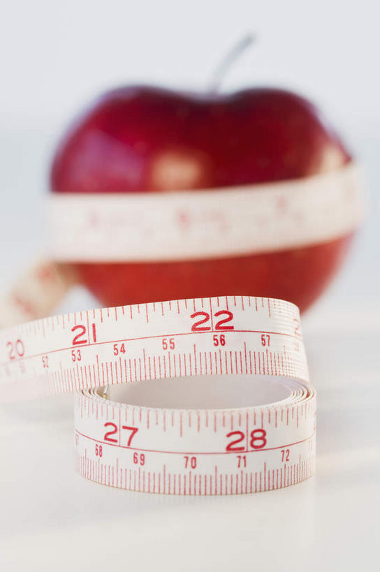 无人,竖图,室内,特写,白天,白色背景,正面,苹果,水果,阴影,朦胧,模糊,新鲜,环绕,围绕,反射,测量,标志,皮尺,文字,影子,字符,刻度,字母,生食,食品,果实,环抱,标识,食物,一个,红色,白色,尺,保养,保健,摄影,有机食品,绿色食品,影棚,单个,测量工具,尺子,减肥,腰围尺,瘦身,阿拉伯文,量具,量仪,塑料卷尺,萦绕,阿拉伯语,阿拉伯字母,彩图,影棚拍摄,拍摄