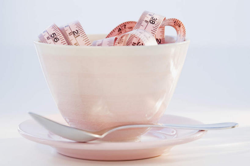 无人,横图,室内,特写,白天,白色背景,正面,静物,餐具,玻璃,金属制品,一把,阴影,朦胧,模糊,反射,测量,金属,标志,碟子,盘,皮尺,文字,影子,字符,勺子,刻度,字母,标识,玻璃制品,红色,白色,盘子,尺,容器,调羹,碟,汤匙,碗,保养,保健,摄影,影棚,储藏,测量工具,尺子,减肥,腰围尺,储存,瘦身,阿拉伯文,量具,量仪,塑料卷尺,阿拉伯语,阿拉伯字母,彩图,影棚拍摄,拍摄,贮存