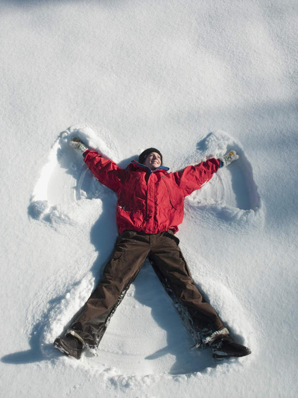 西方人,一个人,躺,伸展双臂,竖图,俯视,室外,白天,雪,大雪,帽子,欧洲,欧洲人,仅一个年轻女性,仅一个女性,仅一个人,阴影,服装,光线,影子,积雪,雪景,冬季,冬天,衣服,红色,阳光,温暖,寒冷,服饰,张开双腿,保暖,御寒,滑雪服,编织帽,严寒,展开双腿,竞技服,旅游服,卧着,冬装,年轻女性,女人,女性,白种人,敞开双臂,伸开双臂,躺着,卧,展开双肩,张开手臂,张开双臂,彩图,高角度拍摄,全身,伸展双腿