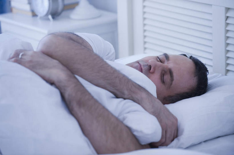 西方人,一个人,躺,闭眼,抱,睡,横图,俯视,室内,白天,床,台灯,卧室,闹钟,照明,欧洲,欧洲人,仅一个男性,仅一个人,仅一个中年男性,时间,时钟,双人床,灯光,床单,计时,被子,灯,床头柜,灯具,钟表,表,抱着,照亮,被单,搂着,照明设备,卧着,男人,男性,中年男性,白种人,钟,闭眼睛,闭着眼,闭着眼睛,困,困觉,搂,寝息,睡觉,躺着,卧,半身,彩图,高角度拍摄,睡房,卧房