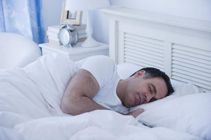 西方人,一个人,躺,闭眼,抱,睡,横图,俯视,室内,白天,床,台灯,卧室,闹钟,照明,欧洲,欧洲人,仅一个男性,仅一个人,仅一个中年男性,时间,时钟,双人床,灯光,床单,计时,被子,灯,床头柜,灯具,钟表,表,抱着,照亮,被单,搂着,照明设备,卧着,男人,男性,中年男性,白种人,钟,闭眼睛,闭着眼,闭着眼睛,困,困觉,搂,寝息,睡觉,躺着,卧,半身,彩图,高角度拍摄,睡房,卧房