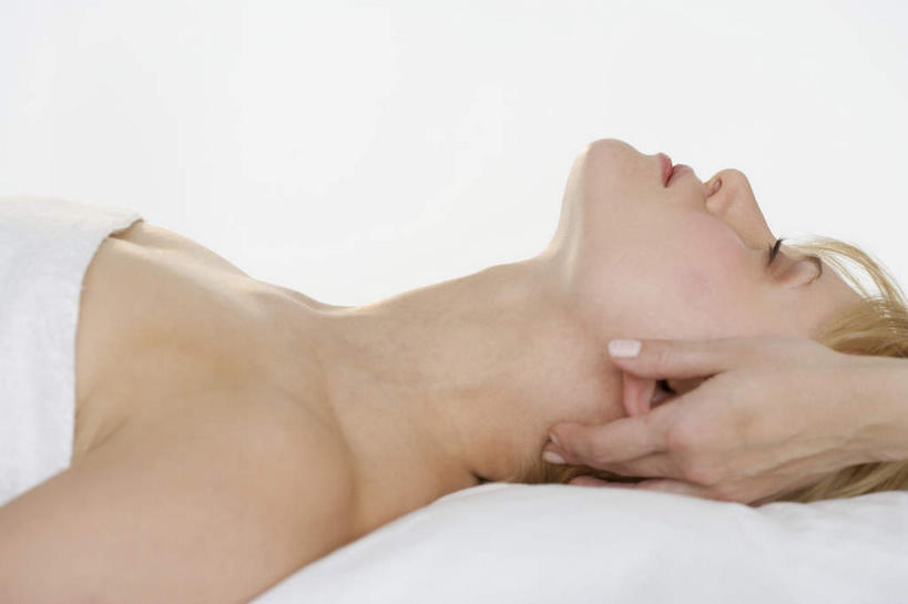 西方人,两个人,按摩师,闭眼,横图,室内,白天,侧面,仰视,按摩,床,欧洲,欧洲人,纺织物,床单,被子,裸露,顾客,毛巾,清洁,享受,健康,保健,保暖,被单,裸,透气,指压,按摩床,防水,主顾,储水,耐磨,吸水,年轻女性,女人,女性,中年女性,白种人,技师,闭眼睛,闭着眼,闭着眼睛,半身,彩图,低角度拍摄,推拿,搓背床,理疗床,美容床,指压床