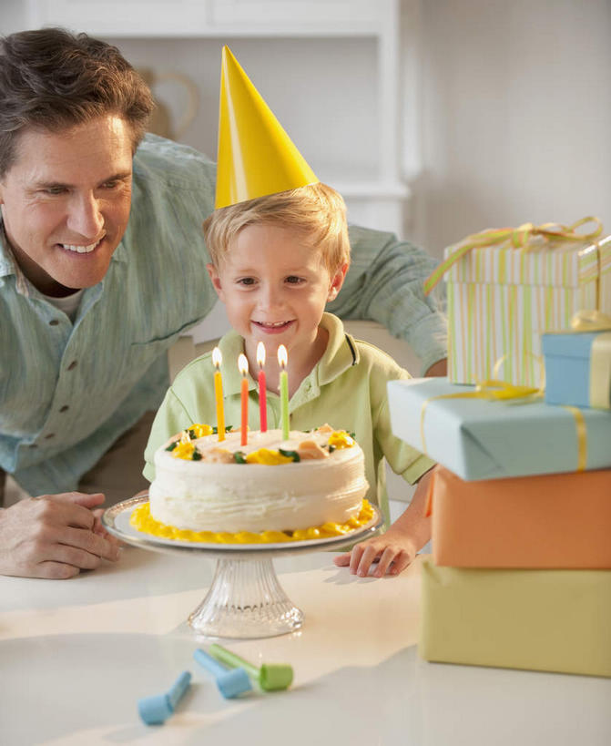 点心,西方人,儿童,中年人,两个人,家庭,父亲,儿子,坐,笑,微笑,露齿笑,竖图,室内,白天,正面,纯洁,餐桌,桌子,蜡烛,礼盒,礼物,帽子,欧洲,欧洲人,一排,阴影,纸质,服装,整齐,光线,火焰,影子,纸盒,烛光,食品,燃烧,注视,休闲装,文化,生日帽,盒子,食物,糕点,排列,小孩,衣服,包装盒,礼品盒,生日蛋糕,点燃,观察,看,祈祷,休闲,温暖,温馨,父子,一家人,休闲服,父爱,可爱,童年,童趣,许愿,服饰,礼品,餐台,观看,纪念,堆,祈求,和睦,察看,小丑帽,队列,关注,童真,烂漫,无邪,三角帽,狂欢帽,派对帽,聚会帽,纸帽,平安,天真,男孩,男人,男性,中年男性,白种人,孩子,坐着,半身,彩图,融洽,蛋糕,男生