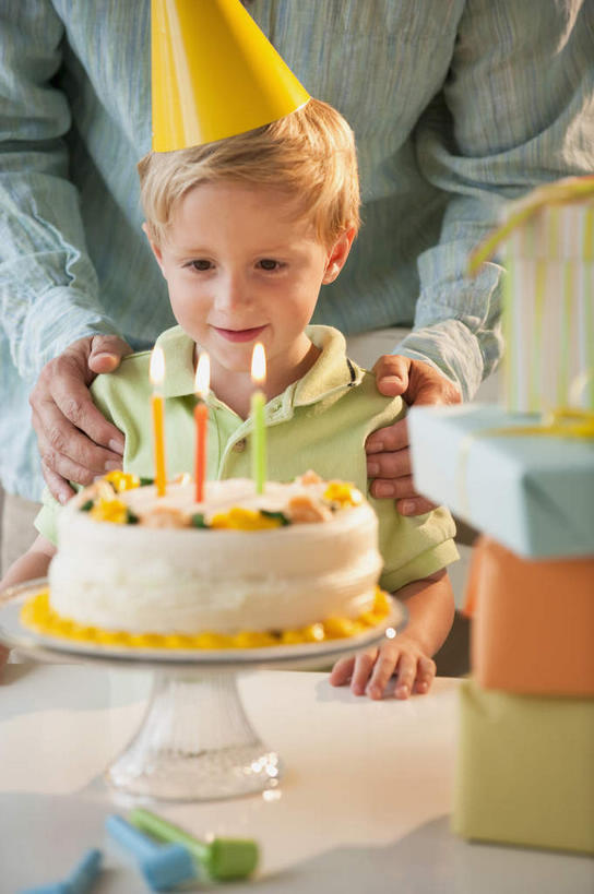 点心,西方人,儿童,中年人,两个人,家庭,父亲,儿子,站,坐,笑,微笑,露齿笑,竖图,室内,白天,正面,纯洁,餐桌,桌子,蜡烛,礼盒,礼物,帽子,欧洲,欧洲人,一排,阴影,纸质,服装,整齐,光线,火焰,影子,纸盒,烛光,食品,燃烧,注视,休闲装,文化,生日帽,盒子,食物,糕点,排列,小孩,衣服,包装盒,礼品盒,生日蛋糕,点燃,观察,看,祈祷,站着,休闲,温暖,温馨,父子,一家人,休闲服,父爱,可爱,童年,童趣,搭,许愿,服饰,礼品,餐台,观看,纪念,堆,祈求,和睦,察看,小丑帽,搭着,队列,关注,童真,烂漫,无邪,三角帽,狂欢帽,派对帽,聚会帽,纸帽,平安,天真,男孩,男人,男性,中年男性,白种人,孩子,站立,坐着,半身,彩图,融洽,蛋糕,男生