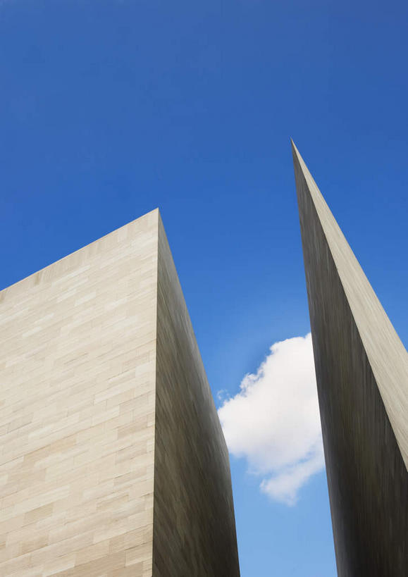 无人,高楼大厦,竖图,室外,白天,仰视,度假,美景,城市风光,城市,大厦,建筑,摩天大楼,美国,阴影,光线,影子,景观,云,云朵,首都,云彩,娱乐,蓝色,白云,蓝天,天空,阳光,楼宇,天,享受,休闲,景色,放松,晴朗,北美,北美洲,美术馆,美洲,华盛顿特区,华盛顿哥伦比亚特区,华府,美国国家美术馆,北亚美利加洲,亚美利加洲,国家美术馆,晴空,彩图,低角度拍摄,大楼,高层建筑,高楼,摩天楼