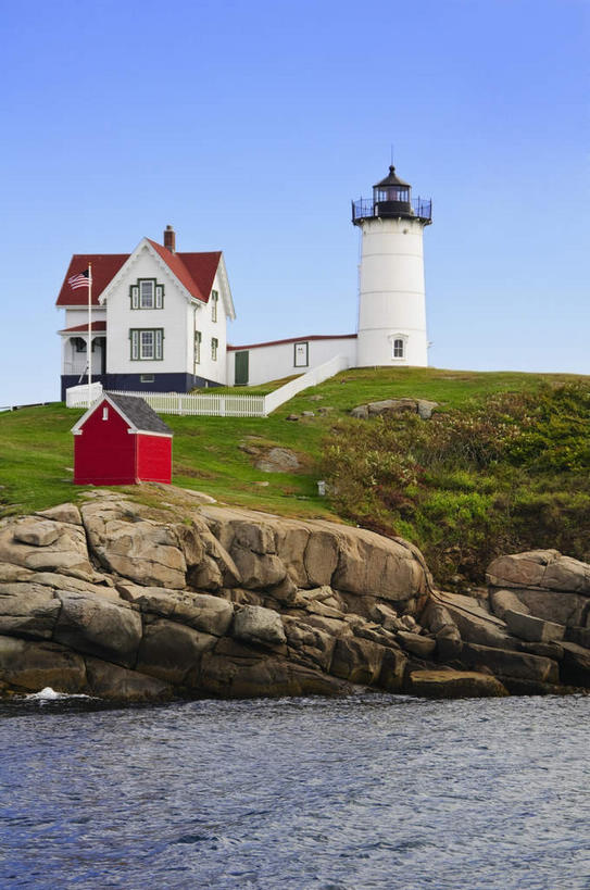 无人,家,竖图,室外,白天,正面,旅游,度假,草地,草坪,海浪,海洋,石头,美景,沙滩,植物,道路,英国,欧洲,阴影,光线,信息,沙子,石子,影子,房屋,屋子,海岸,景观,浪花,灯塔,交通,沙地,方向,娱乐,楼房,英格兰,住宅,草,蓝色,绿色,蓝天,天空,阳光,自然,海水,天,享受,休闲,景色,放松,晴朗,引导,指引,西欧,自然风光,大不列颠,海景,沉积岩,大不列颠及北爱尔兰联合王国,万里无云,大不列颠联合王国,日不落英帝国,航标,英吉利,汉普郡,朴茨茅斯,水成岩,大海,风浪,海,海水的波动,海滩,近岸浪,石块,岩石,涌浪,晴空,晴空万里,彩图,房子,导航