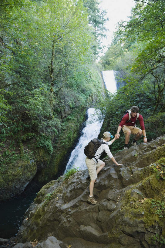 西方人,两个人,攀登,竖图,室外,白天,仰视,爱情,锻炼,旅游,度假,探险,运动,攀岩,石头,瀑布,树林,水,植物,欧洲,欧洲人,飞溅,服装,溅,包,石子,液体,水滴,浪漫,旅行包,休闲装,娱乐,极限运动,水珠,树,树木,衣服,红色,绿色,天空,自然,背包,天,享受,休闲,温暖,温馨,休闲服,爬,恩爱,放松,恋人,服饰,生长,成长,和睦,喷洒,室外运动,户外运动,旅游包,冒险,体育,男人,男性,年轻男性,年轻女性,女人,女性,白种人,情侣,跌水,石块,岩石,登山,攀爬,彩图,低角度拍摄,全身,健身,伴侣,融洽,双肩包