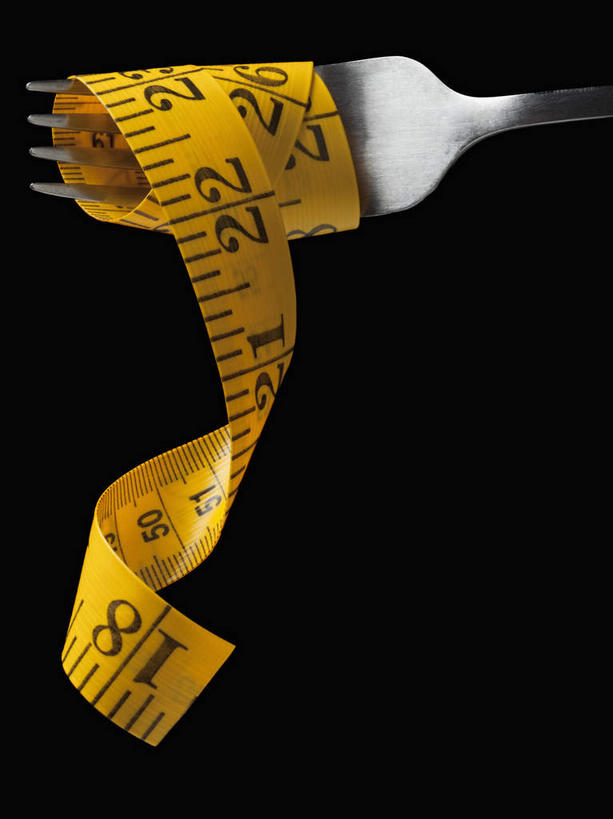 无人,竖图,室内,特写,白天,正面,静物,餐具,阴影,黑色背景,曲折,弯曲,反射,测量,标志,叉子,皮尺,文字,影子,字符,刻度,字母,标识,黄色,尺,保养,保健,摄影,蜿蜒,影棚,测量工具,尺子,减肥,腰围尺,瘦身,阿拉伯文,餐叉,量具,量仪,塑料卷尺,阿拉伯语,阿拉伯字母,进餐用具,彩图,影棚拍摄,拍摄