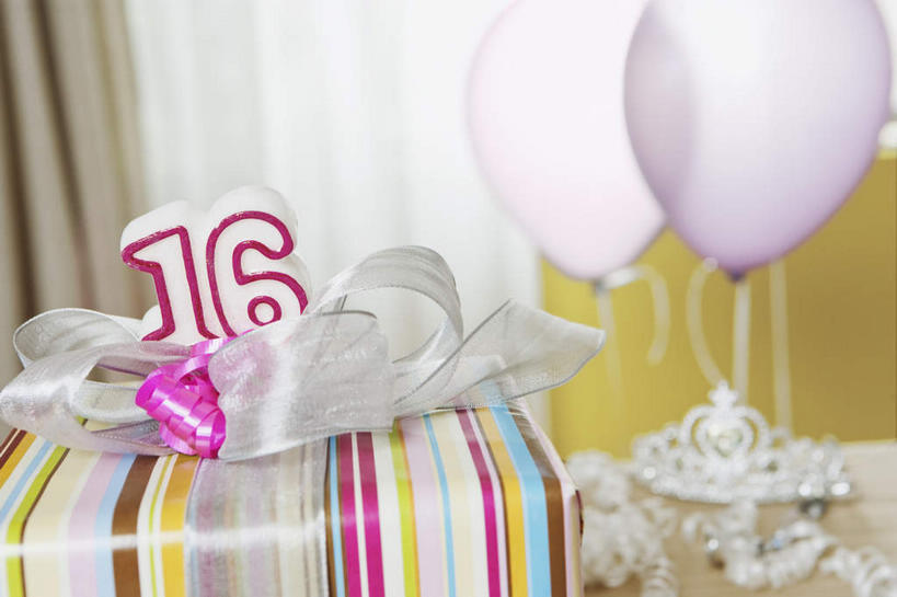 无人,客厅,横图,室内,特写,白天,正面,窗户,窗帘,落地窗,桌面,桌子,静物,皇冠,蜡烛,礼盒,礼物,阴影,朦胧,模糊,装饰,光线,木制,标志,火焰,数字,文字,影子,纸盒,烛光,字符,塑料,燃烧,标识,玻璃窗,盒子,帘子,包装盒,木制品,气球,塑料制品,礼品盒,点燃,遮阳,橡胶,阿拉伯数字,礼品,华丽,修饰,点缀,权威,起居室,高贵,橡胶制品,衬托,美观,雅致,雅观,权力,统治,客堂,王冠,彩图