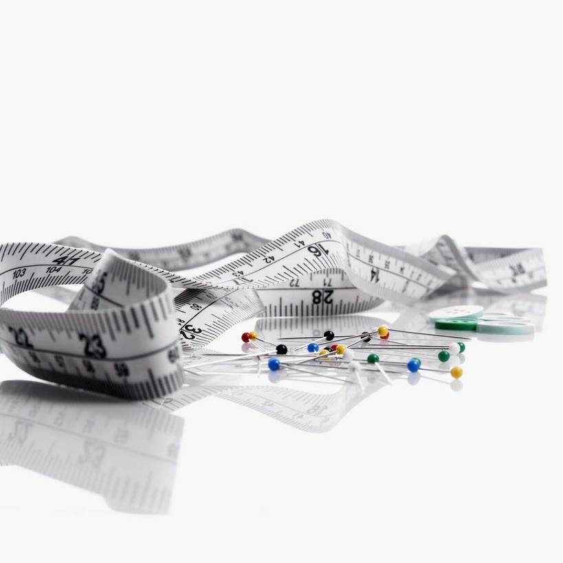 无人,方图,俯视,室内,特写,白天,白色背景,生活用品,静物,一堆,阴影,堆叠,堆积,反射,测量,英文,标志,皮尺,文字,影子,字符,刻度,字母,办公用品,标识,文具,尺,学习用品,日用品,保养,图钉,保健,摄影,影棚,堆,测量工具,英文字母,文具用品,尺子,减肥,腰围尺,瘦身,量具,量仪,塑料卷尺,彩图,高角度拍摄,影棚拍摄,拍摄