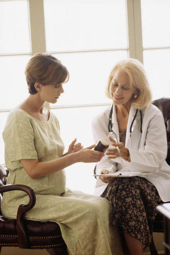 西方人,孕妇,两个人,医生,医院,坐,笑,微笑,露齿笑,竖图,照片,室内,白天,正面,工作服,制服,窗户,落地窗,椅子,欧洲,欧洲人,握,服装,检查,医学,拿,拿着,注视,休闲装,玻璃窗,衣服,会议椅,听诊器,观察,看,医护人员,医疗人员,休闲,怀孕,休闲服,握着,摄影,服饰,观看,办公椅,察看,检测,医疗设备,待产,关注,B超,红外线,医疗器械,医疗工具,医疗机构,商务椅,培训椅,妊娠,准妈妈,工作制服,检测工具,老年女性,女人,女性,中年女性,白种人,产妇,大夫,相片,坐着,半身,彩图,工作套服,拍摄,照相,病院,诊所