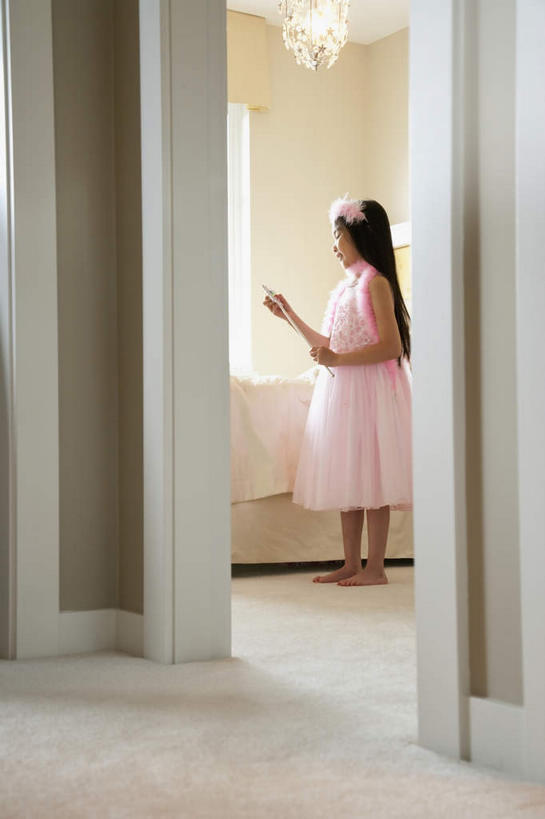 东方人,儿童,一个人,站,笑,微笑,露齿笑,竖图,室内,白天,侧面,裙子,纯洁,床,卧室,照明,亚洲,仅一个女性,仅一个人,握,阴影,连衣裙,反射,棍子,影子,墙,灯光,床单,注视,黄种人,被子,顶灯,墙壁,墙面,灯,小孩,粉色,白色,灯具,观察,看,站着,仅一个小孩,可爱,童年,童趣,握着,单人床,观看,照亮,察看,被单,照明设备,关注,童真,烂漫,无邪,魔杖,天真,女孩,女人,女性,亚洲人,孩子,站立,彩图,全身,睡房,卧房,女生