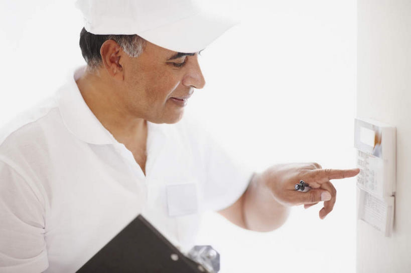 东方人,一个人,机修工,站,笑,微笑,横图,室内,白天,正面,零件,电路,帽子,亚洲,仅一个男性,仅一个人,仅一个中年男性,关闭,握,服装,笔,墙,办公用品,拿,拿着,注视,休闲装,黄种人,运动帽,开关,水笔,墙壁,墙面,文具,工人,衣服,按钮,白板,学习用品,打开,观察,看,站着,休闲,休闲服,鸭舌帽,握着,服饰,观看,修理,文具用品,察看,开启,关注,记录板,记事板,闭合,补缀,修缮,男人,男性,中年男性,亚洲人,机械师,机修工人,站立,半身,彩图