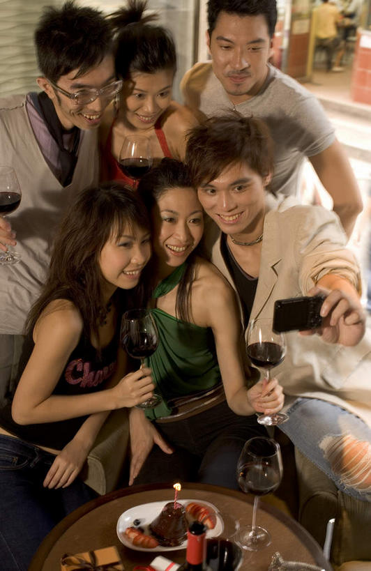 东方人,站,坐,笑,大笑,竖图,室内,白天,正面,聚会,游戏,兴奋,杯子,相机,亚洲,服装,高脚杯,红酒杯,许多人,玩,注视,休闲装,黄种人,娱乐,玻璃制品,拍照,衣服,红色,绿色,酒杯,数码相机,观察,看,靠,靠着,倚靠,站着,张嘴,一群人,休闲,休闲服,摄影,服饰,观看,活动,察看,倚着,发泄,关注,消遣,智力,集会,张大嘴巴,一部,哈哈大笑,宣泄,聚首,男人,男性,年轻男性,年轻女性,女人,女性,中年男性,亚洲人,玻璃杯,照相机,张开嘴,玩耍,嬉戏,站立,坐着,半身,彩图,高兴,狂笑,照相