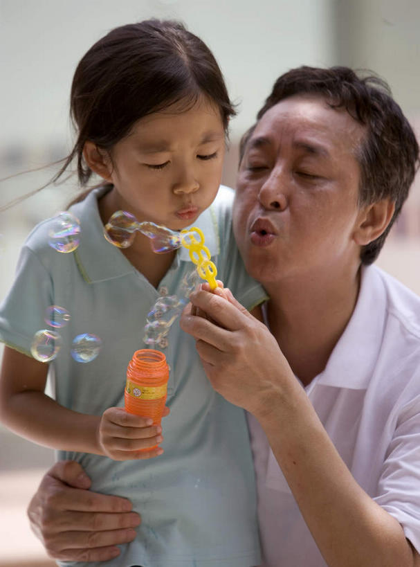 东方人,儿童,手,两个人,家庭,父亲,女儿,蹲,抱,竖图,室内,白天,正面,游戏,幸福,纯洁,亚洲,握,阴影,服装,透明,反射,影子,墙,辉煌,拿,玩,拿着,注视,休闲装,黄种人,娱乐,墙壁,墙面,一个,小孩,衣服,黄色,泡泡,瓶子,吹,观察,看,休闲,健康,温暖,温馨,父女,一家人,手部,休闲服,橙色,父爱,可爱,童年,童趣,握着,服饰,活泼,抱着,观看,活动,希望,华丽,暖色,和睦,察看,搂着,发泄,关注,消遣,智力,光辉,童真,温情,烂漫,无邪,宣泄,光明,炽热,功名,轻快,响亮,跃动,天真,甜蜜,男人,男性,年轻男性,女孩,亚洲人,孩子,年轻人,蹲着,怀抱,搂,搂抱,玩耍,嬉戏,相抱,拥抱,半身,彩图,愉快,融洽,女生