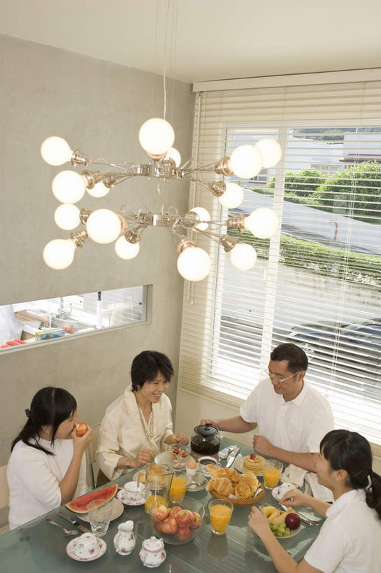 东方人,四个人,家庭,竖图,室内,白天,正面,烹饪,西餐,早餐,幸福,餐桌,桌子,苹果,杯子,餐具,椅子,照明,亚洲,握,壁灯,布料,叉子,瓷器,刀叉,刀子,碟子,高脚杯,勺子,灯光,料理,食品,拿,布纹,拿着,休闲装,黄种人,菜肴,美食,饮食,玻璃制品,灯,酒瓶,桌布,食物,盘子,玻璃瓶,餐巾,酒杯,水杯,灯具,调羹,台布,百叶帘,西式,握着,佳肴,照亮,享乐,早晨,照明设备,清新,水晶吊灯,铁勺,黑咖啡,男人,男性,女人,女性,中年男性,中年女性,亚洲人,玻璃杯,半身,彩图