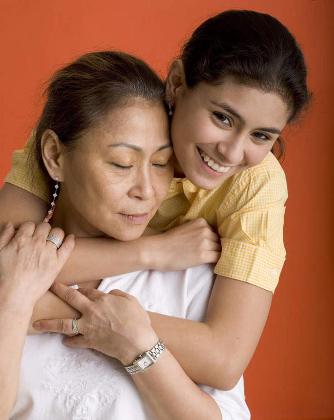 东方人,两个人,母亲,女儿,闭眼,抱,笑,微笑,露齿笑,竖图,室内,白天,正面,衬衫,爱情,亚洲,橙色背景,时间,时钟,手表,浪漫,计时,黄种人,装饰品,黄色,耳环,戒指,饰品,首饰,钟表,母女,表,恩爱,母爱,摄影,影棚,抱着,腕表,信物,搂着,权利,手饰,耳饰,老年女性,年轻女性,女人,女性,亚洲人,钟,闭眼睛,闭着眼,闭着眼睛,怀抱,搂,搂抱,相抱,拥抱,半身,彩图,影棚拍摄,衬衣,拍摄