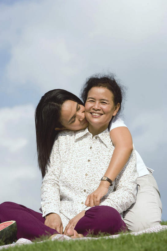 东方人,嘴,手,两个人,母亲,女儿,坐,抱,笑,吻,微笑,露齿笑,竖图,室外,白天,正面,草地,草坪,植物,西瓜,亚洲,服装,时间,时钟,手表,云,云朵,计时,云彩,休闲装,黄种人,草,衣服,绿色,白云,钟表,休闲,母女,手部,休闲服,表,母爱,服饰,抱着,腕表,搂着,亚洲人,口,口腔,嘴巴,嘴唇,钟,怀抱,搂,搂抱,亲,亲吻,相抱,拥抱,坐着,半身,彩图