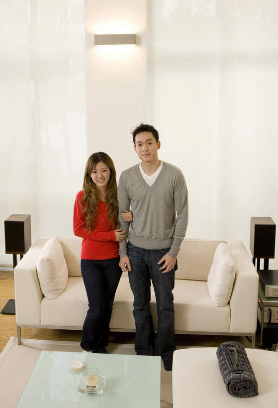 东方人,两个人,夫妻,竖图,室内,白天,正面,爱情,窗帘,沙发,金属制品,照明,亚洲,阴影,服装,光线,金属,壁灯,影子,灯光,棕色,浪漫,茶几,休闲装,黄种人,灯,两个,一个,衣服,红色,白色,灰色,灯具,打开,休闲,休闲服,恩爱,恋人,服饰,单个,照亮,开启,照明设备,布艺沙发,一盏,男人,男性,年轻男性,年轻女性,女人,女性,亚洲人,长发,夫妇,情侣,彩图,全身,伴侣,短发