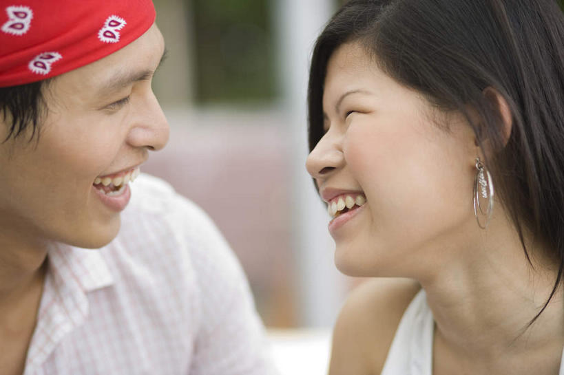 东方人,脸,头,脸颊,两个人,站,笑,微笑,露齿笑,横图,室外,特写,白天,正面,爱情,亚洲,阴影,服装,朦胧,模糊,光线,头巾,影子,浪漫,扭头,休闲装,黄种人,肩膀,相视,一个,衣服,红色,阳光,耳环,站着,转头,休闲,温暖,温馨,面对面,休闲服,恩爱,恋人,服饰,单个,对视,和睦,相对,相看,耳饰,男人,男性,年轻男性,年轻女性,女人,女性,亚洲人,头部,脸部,脸蛋,面部,情侣,站立,半身,彩图,伴侣,融洽