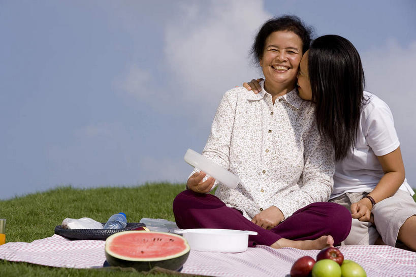 东方人,两个人,家庭,母亲,女儿,坐,笑,吻,盘腿,微笑,露齿笑,横图,室外,白天,正面,聚会,旅游,度假,草地,草坪,美景,植物,苹果,西瓜,水果,亚洲,服装,新鲜,景观,云,云朵,生食,食品,野餐,果实,云彩,注视,休闲装,黄种人,娱乐,草,食物,衣服,红色,蓝色,绿色,白色,白云,蓝天,天空,自然,天,观察,看,享受,休闲,温暖,温馨,母女,一家人,休闲服,景色,放松,母爱,服饰,有机食品,绿色食品,晴朗,观看,和睦,察看,放置,搁置,安排,关注,自然风光,野炊,老年女性,年轻女性,女人,女性,亚洲人,晴空,寒瓜,盘腿而坐,盘膝,盘着腿的,盘着腿坐,亲,亲吻,双腿交叉,坐着,彩图,全身,融洽