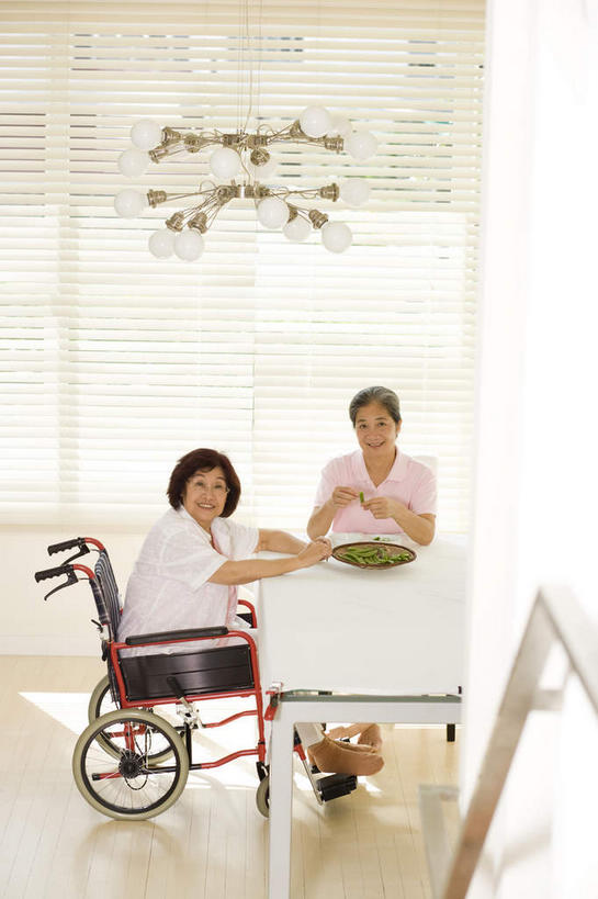 东方人,两个人,伙伴,朋友,坐,笑,微笑,露齿笑,竖图,俯视,室内,白天,友谊,窗户,地板,蔬菜,餐具,照明,亚洲,握,阴影,新鲜,光线,碟子,工具,盘,影子,百叶窗,灯光,食品,地面,拿,拿着,注视,黄种人,吊灯,木地板,灯,食物,阳光,盘子,轮椅,灯具,碟,复健,观察,看,康复,器械,握着,有机食品,绿色食品,观看,照亮,察看,医疗设备,照明设备,关注,医疗器械,医疗工具,辅助设备,友情,老年女性,女人,女性,亚洲人,坐着,半身,彩图,高角度拍摄